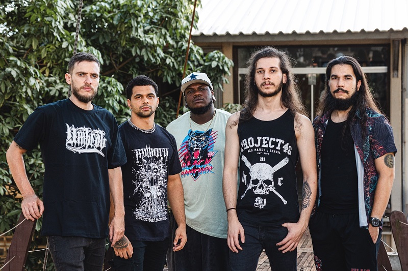 Umbral é formada por Douglas Ribeiro (vocal), Flávio Zanucolli e Gabriel Fernando (guitarras), Lucas Borba (baixo) e Vitor Briiga (bateria). 